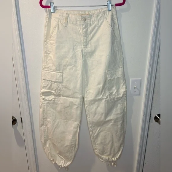 Levi’s Women’s ‘94 Baggy Cargo Pants in Cream/White #15 - Picture 1 of 7